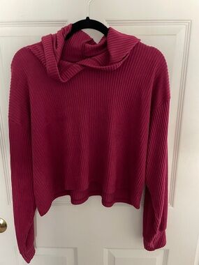 Hollister Hooded Ribbed Long Sleeve Crop Top